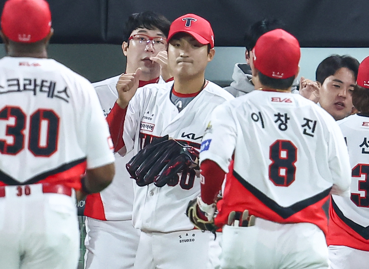 KIA 타이거즈 김도현이 28일 광주 기아챔피언스필드에서 열린 2024 KBO 포스트시즌 한국시리즈 5차전 삼성 라이온즈와의 홈 경기에서 3회 위기를 넘기고 야수들을 반기고 있다. 광주 뉴스1