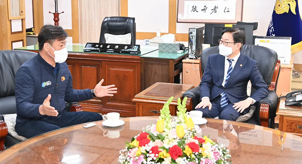 2021년 3월 당시 경북북부제2교도소를 방문한 박범계 법무부 장관에게 여성교도소 유치 의사를 강력하게 전달하는 윤경희(왼쪽) 경북 청송군수.
청송군 제공