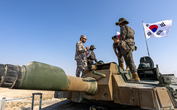 육군은 ‘2024년 카타르 연합훈련 TF(현지연합훈련단)’가 카타르 지상군과의 현지 연합훈련을 성공적으로 마치고 29일 귀국길에 올랐다고 밝혔다. 사진은 카타르군 관계자들이 우리 군의 K2전차를 살펴보는 모습. 2024.10.29 육군 제공