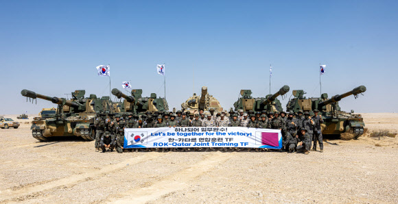 육군은 ‘2024년 카타르 연합훈련 TF(현지연합훈련단)’가 카타르 지상군과의 현지 연합훈련을 성공적으로 마치고 29일 귀국길에 올랐다고 밝혔다. 사진은 모든 연합훈련을 종료한 한국군과 카타르군 장병들이 함께 기념 촬영하는 모습. 2024.10.29 육군 제공