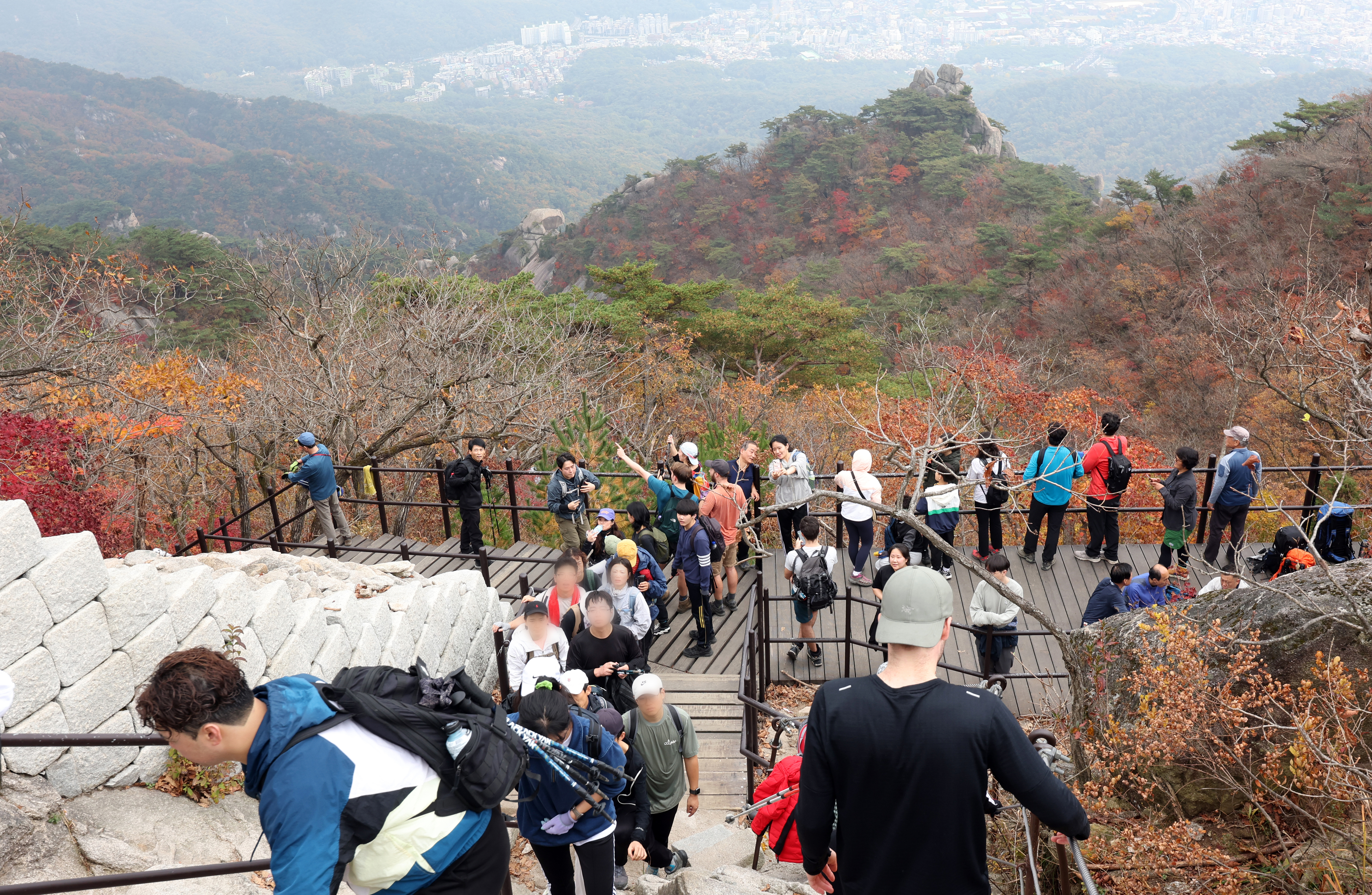 지난 27일 서울시 강북구 북한산 백운대 탐방로에서 등산객들이 산행하며 가을을 만끽하고 있다. 2024.10.27 뉴스1