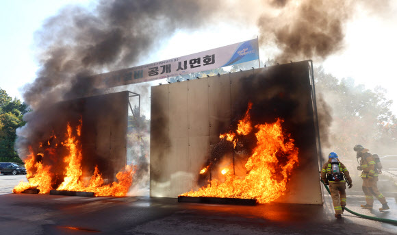 30일 오전 인천 서구 검단소방서에서 화재확산 방지 ‘수막설비’ 공개 시연회가 열리고 있다.  이 수막설비는 공장 등 산업시설 밀집 지역의 건물 화재 시 확산 방지를 위해 건물 외벽에 스프링클러 형태로 설치해 물을 뿌려주는 시설로 복사열을 차단해 인근 건물로 화재 확산을 막아준다. 2024.10.30  연합뉴스