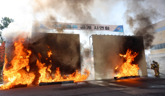 30일 오전 인천 서구 검단소방서에서 화재확산 방지 ‘수막설비’ 공개 시연회가 열리고 있다.  이 수막설비는 공장 등 산업시설 밀집 지역의 건물 화재 시 확산 방지를 위해 건물 외벽에 스프링클러 형태로 설치해 물을 뿌려주는 시설로 복사열을 차단해 인근 건물로 화재 확산을 막아준다. 2024.10.30  연합뉴스