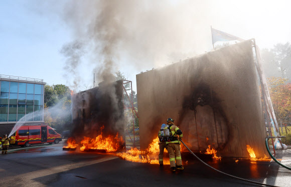 30일 오전 인천 서구 검단소방서에서 화재확산 방지 ‘수막설비’ 공개 시연회가 열리고 있다.  이 수막설비는 공장 등 산업시설 밀집 지역의 건물 화재 시 확산 방지를 위해 건물 외벽에 스프링클러 형태로 설치해 물을 뿌려주는 시설로 복사열을 차단해 인근 건물로 화재 확산을 막아준다. 2024.10.30  연합뉴스