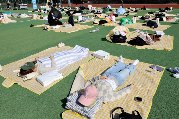 30일 오후 광주 동구 조선대학교 운동장에서 열린 대놓고 잠자기 대회에서 참가한 시민들이 낮잠을 자고 있다. 2024.10.30. 연합뉴스