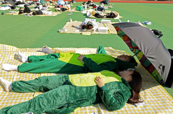 30일 오후 광주 동구 조선대학교 운동장에서 열린 대놓고 잠자기 대회에서 참가한 시민들이 낮잠을 자고 있다. 2024.10.30. 연합뉴스