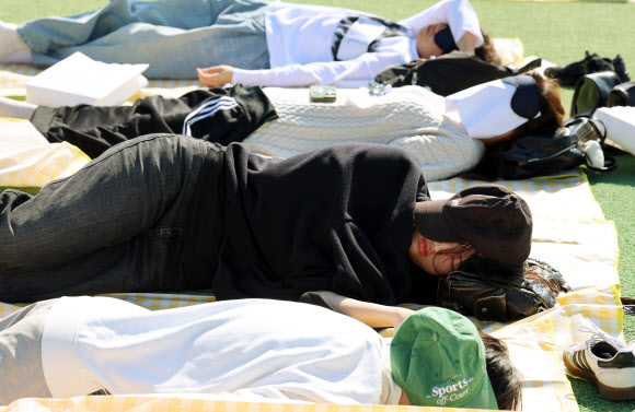 30일 오후 광주 동구 조선대학교 운동장에서 열린 대놓고 잠자기 대회에서 참가한 시민들이 낮잠을 자고 있다. 2024.10.30. 연합뉴스
