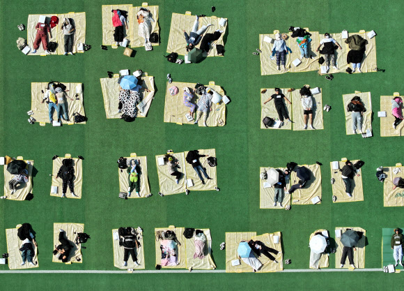 30일 오후 광주 동구 조선대학교 운동장에서 열린 대놓고 잠자기 대회에서 참가한 시민들이 낮잠을 자고 있다. 2024.10.30. 연합뉴스