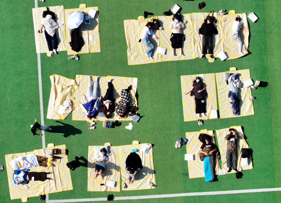 30일 오후 광주 동구 조선대학교 운동장에서 열린 대놓고 잠자기 대회에서 참가한 시민들이 낮잠을 자고 있다. 2024.10.30. 연합뉴스