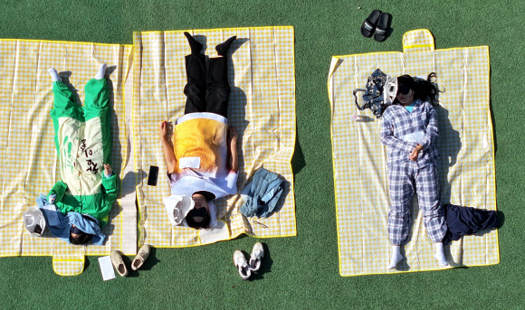 30일 오후 광주 동구 조선대학교 운동장에서 열린 대놓고 잠자기 대회에서 참가한 시민들이 낮잠을 자고 있다. 2024.10.30. 연합뉴스