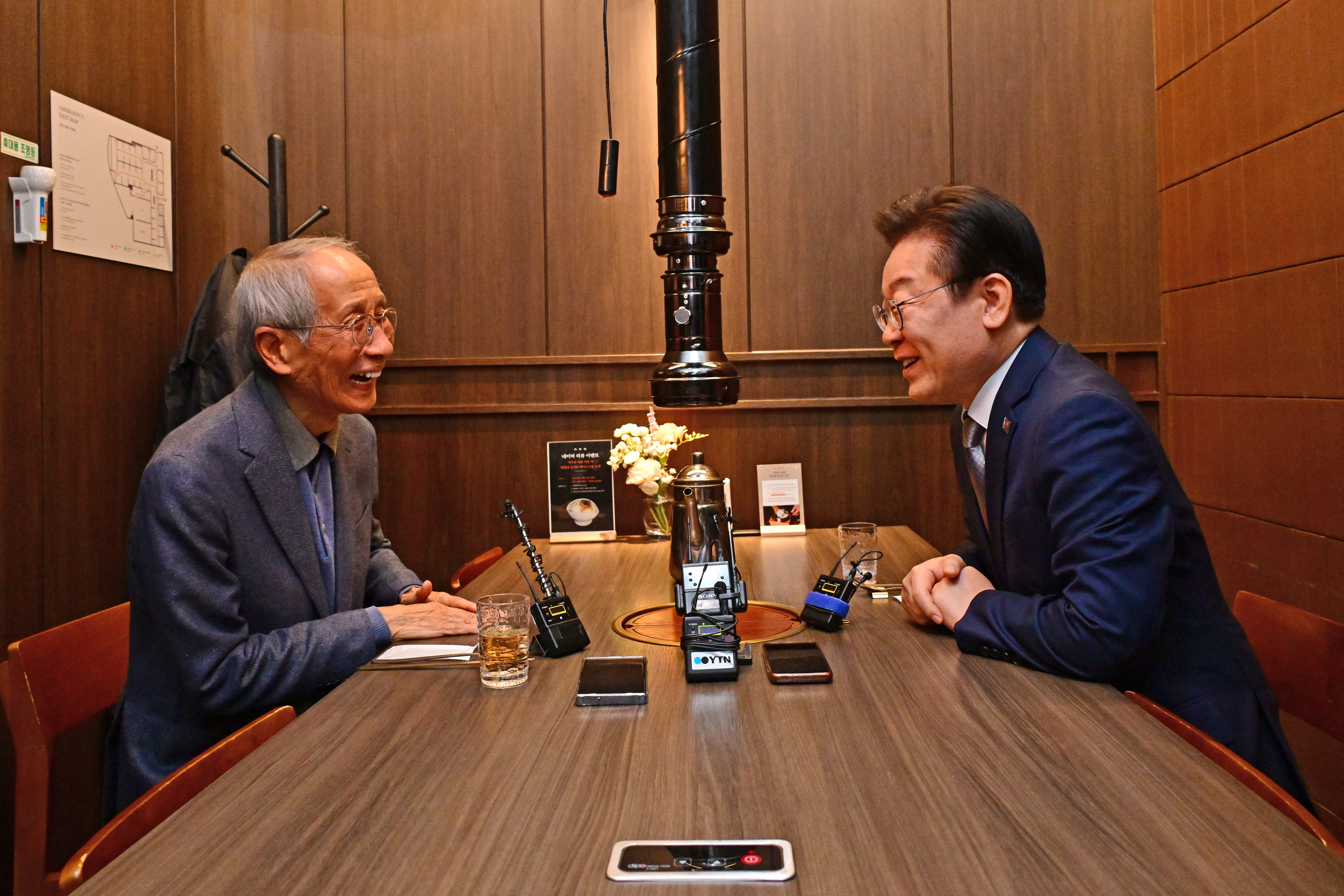 이재명(오른쪽) 더불어민주당 대표가 30일 서울 여의도의 한 식당에서 과거 ‘보수 책사’로 불렸던 윤여준 전 환경부 장관과 오찬 회동을 하고 있다. 안주영 전문기자