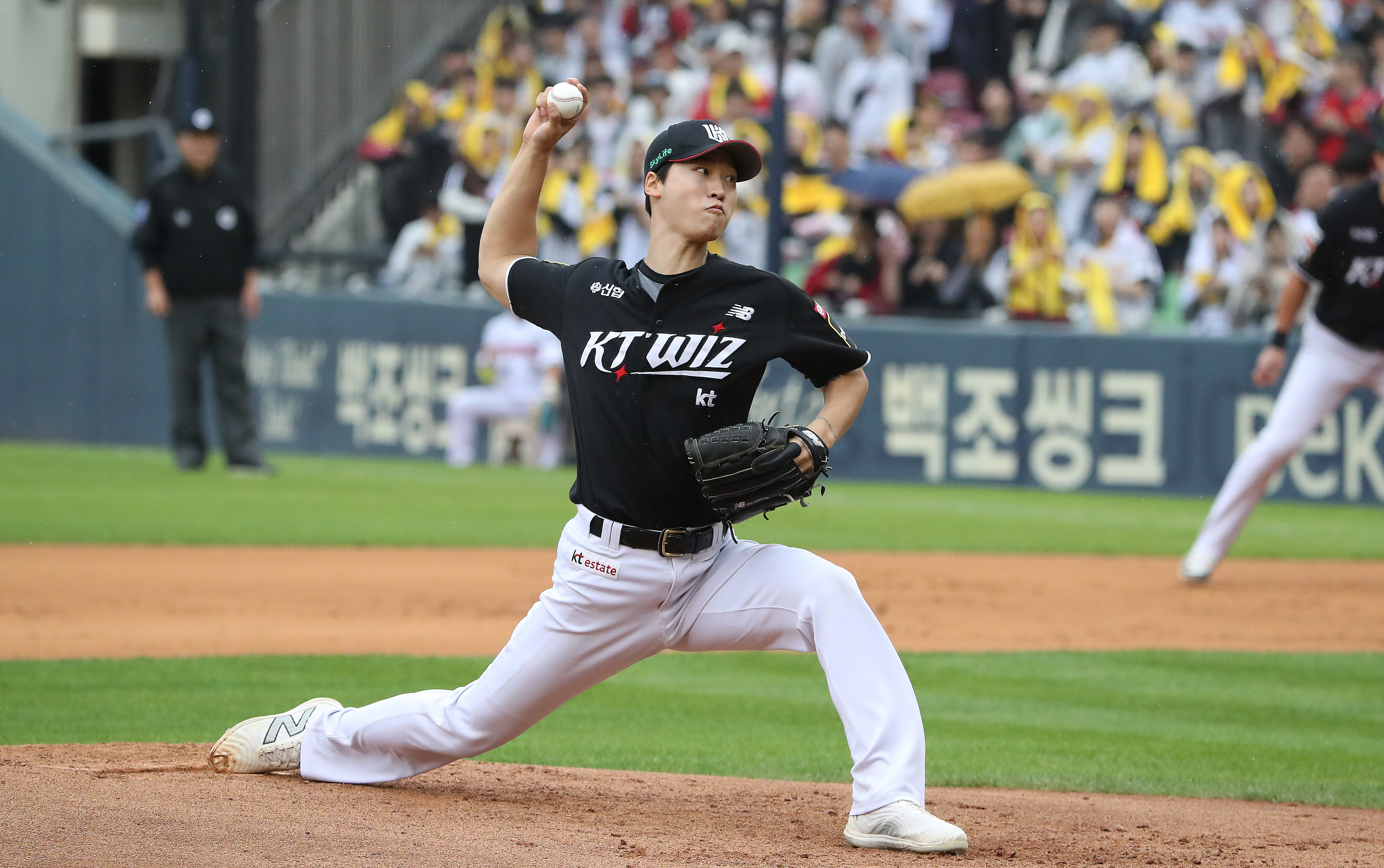 kt wiz 엄상백이 지난 6일 서울 잠실야구장에서 열린 2024 KBO 포스트시즌 준플레이오프 2차전 LG 트윈스와의 원정 경기에서 공을 던지고 있다. 뉴스1