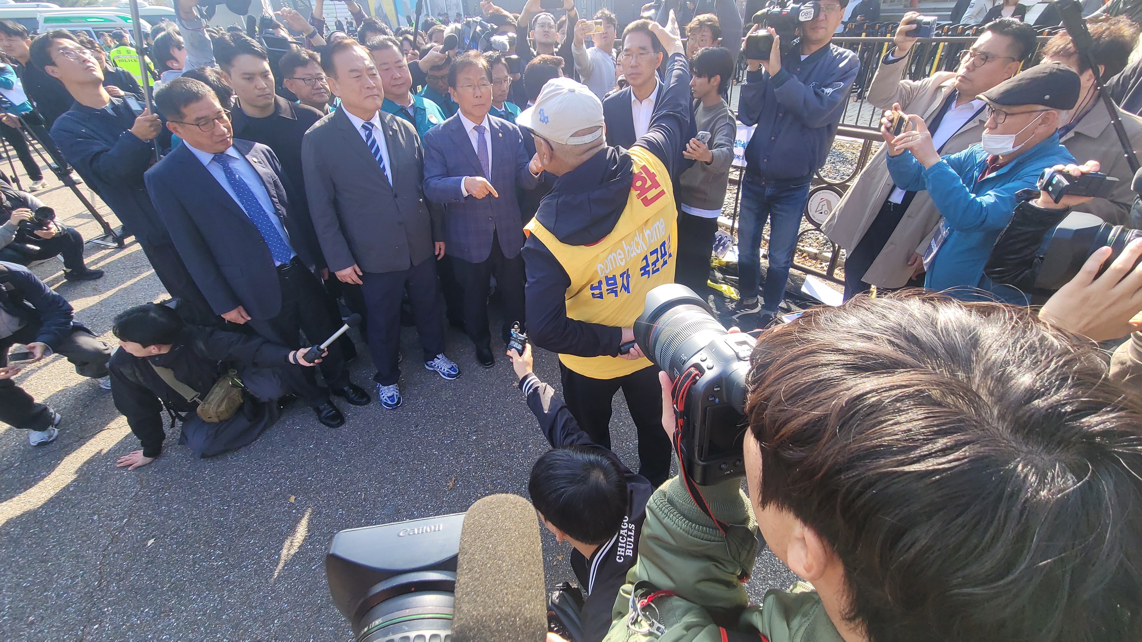 더불어민주당 윤후덕 국회의원이  31일 오전 파주 임진각관광지에서 납북자가족모임  최성룡 대표에게 “여러분들의 마음은 알지만 대북풍선은 날리지 말라”고 당부하고 있다.