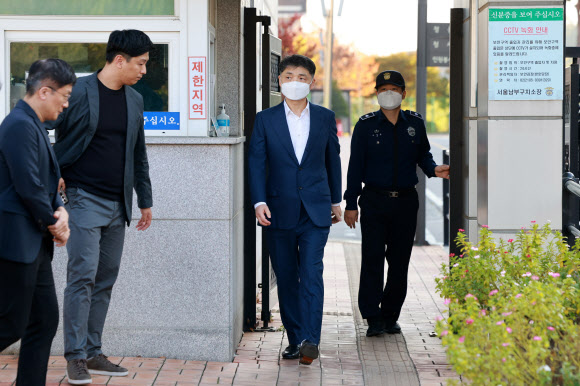 ‘SM 시세조종’ 카카오 김범수 보석 석방