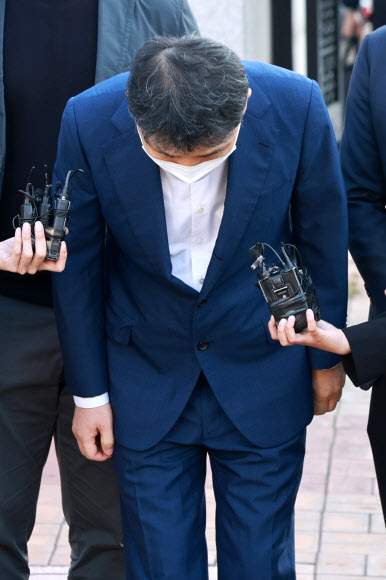 머리 숙여 인사하는 카카오 김범수