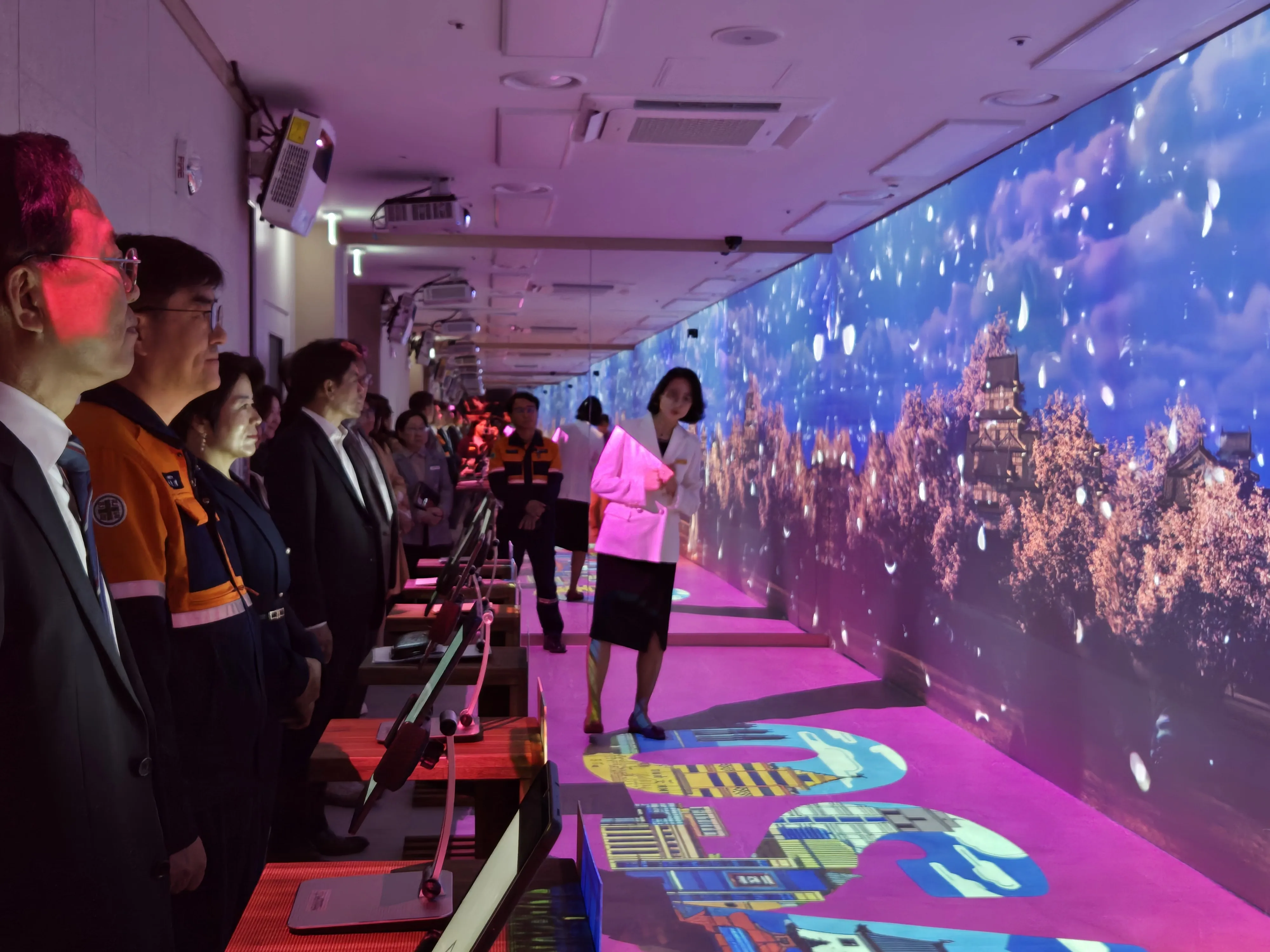 참석자들이 베트남, 중국, 일본, 필리핀, 한국 등 총 5개국의 다문화 미디어아트를 관람하고 있다.