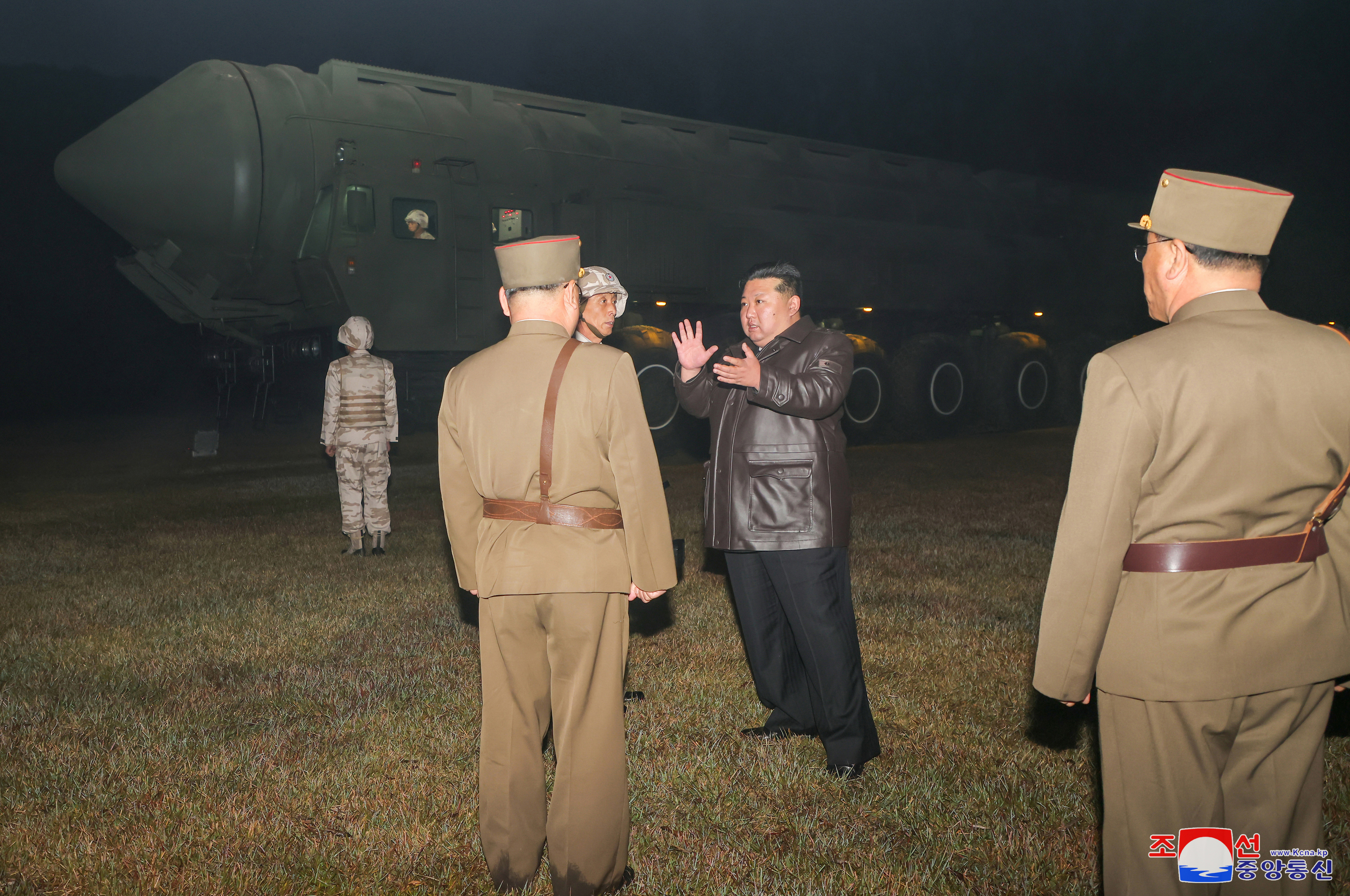 김정은 북한 국무위원장의 현지지도 아래 지난달 31일 아침 신형 대륙간탄도미사일(ICBM) ‘화성포-19형’ 시험발사를 성공적으로 단행했다고 조선중앙통신이 1일 보도했다. 이날 시험발사에 딸 주애도 참관했다. 2024.11.1 조선중앙통신 연합뉴스