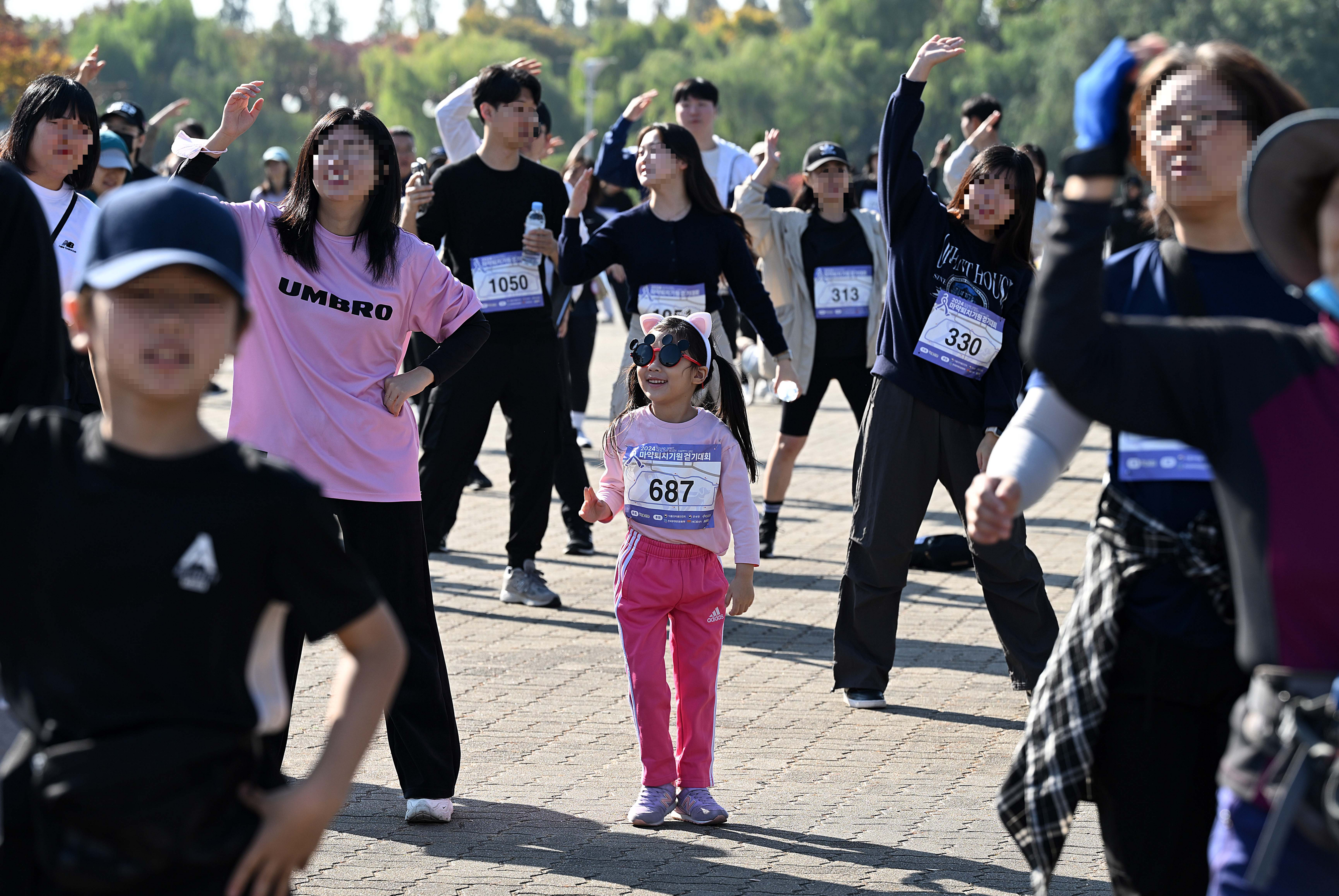 2일 서울 마포구 월드컵공원 평화광장에서 열린 서울신문 주최 2024 마약퇴치기원 걷기대회에서 참가자들이 출발 전 준비운동을 하고 있다. 오장환 기자