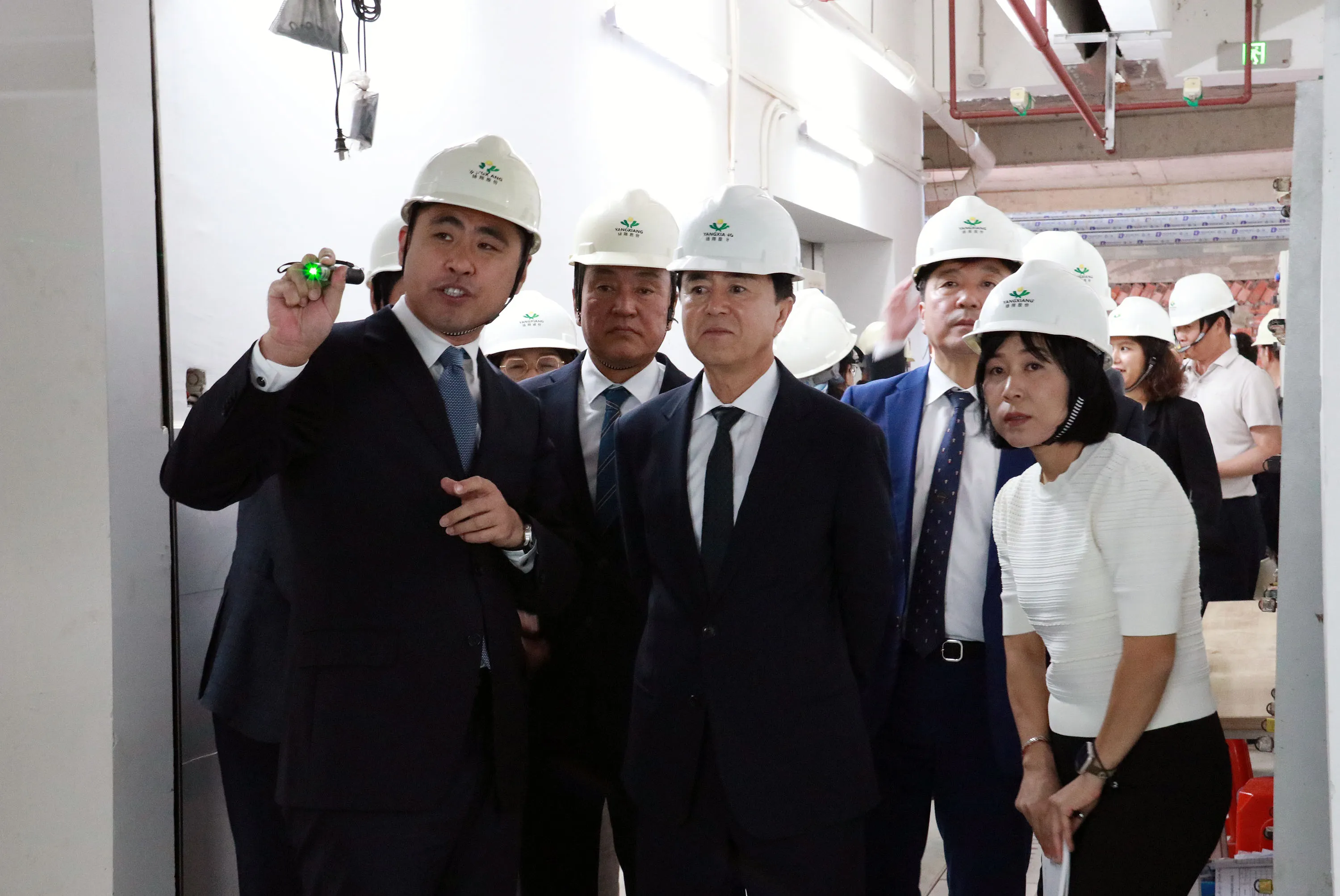 김태흠 충남지사(가운데)가 중국 광둥성 퍼산시 난하이구에 있는 양샹그룹 스마트 AI 양돈빌딩 건설 현장을 찾아 도가 추진 중인  스마트 축산복합단지와의 접목 방안을 모색했다. 도 제공