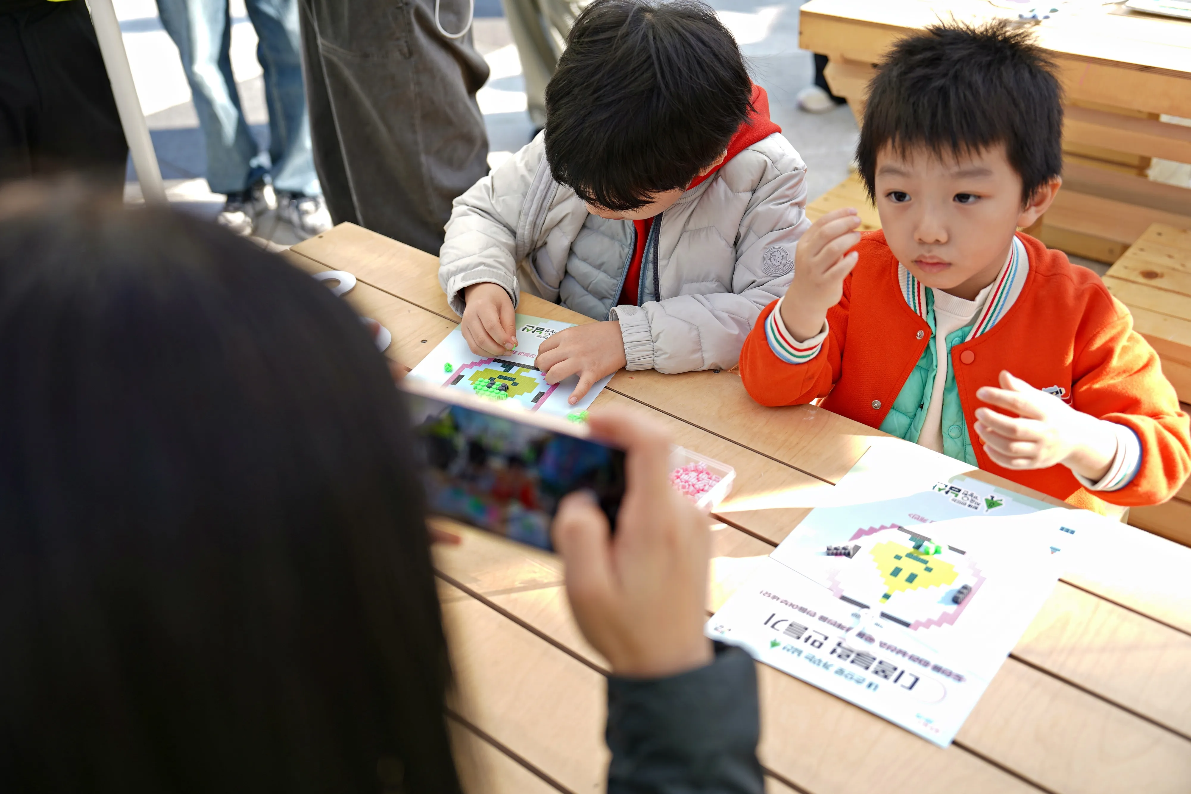 지난 2일 서울 중구 남산 국립극장 문화광장에서 진행된 ‘함께 만드는 지속 가능한 남산’ 행사에서 한 어린이가 남산을 주제로 한 만들기 프로그램에 참여하고 있다.
서울시 제공