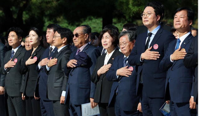 3일 오전 서구 화정동 학생독립운동기념탑에서 열린 ‘제95주년 학생독립운동 기념식’에 참석해 강정애 국가보훈부 장관, 강기정 광주시장, 이정선 광주교육감, 애국지사 등 참석자들과 국민의례를 하고 있다. 광주시교육청 제공