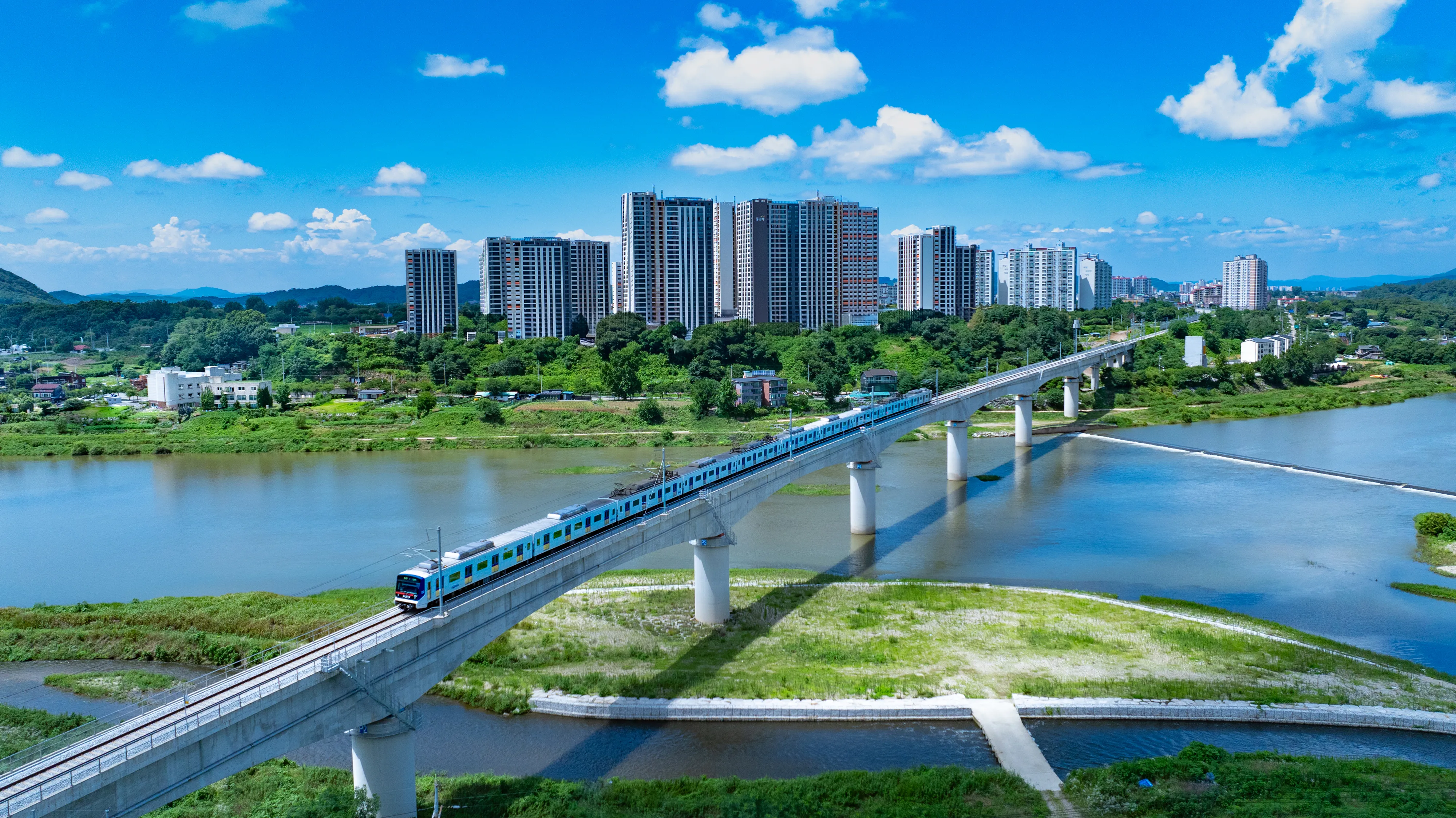 지난해 12월 연장 개통한 수도권 전철 1호선 열차가 연천군 전곡읍에서 동두천 소요산역 방향으로 진행하고 있다.
연천군 제공