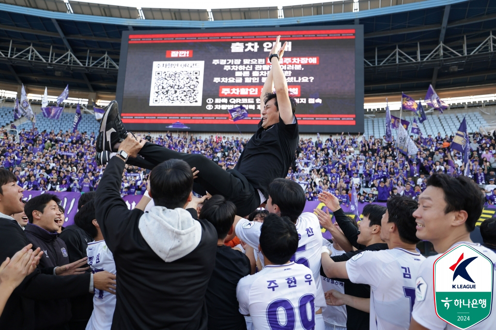 안양 선수들이 유 감독을 헹가래 치는 모습. 프로축구연맹 제공