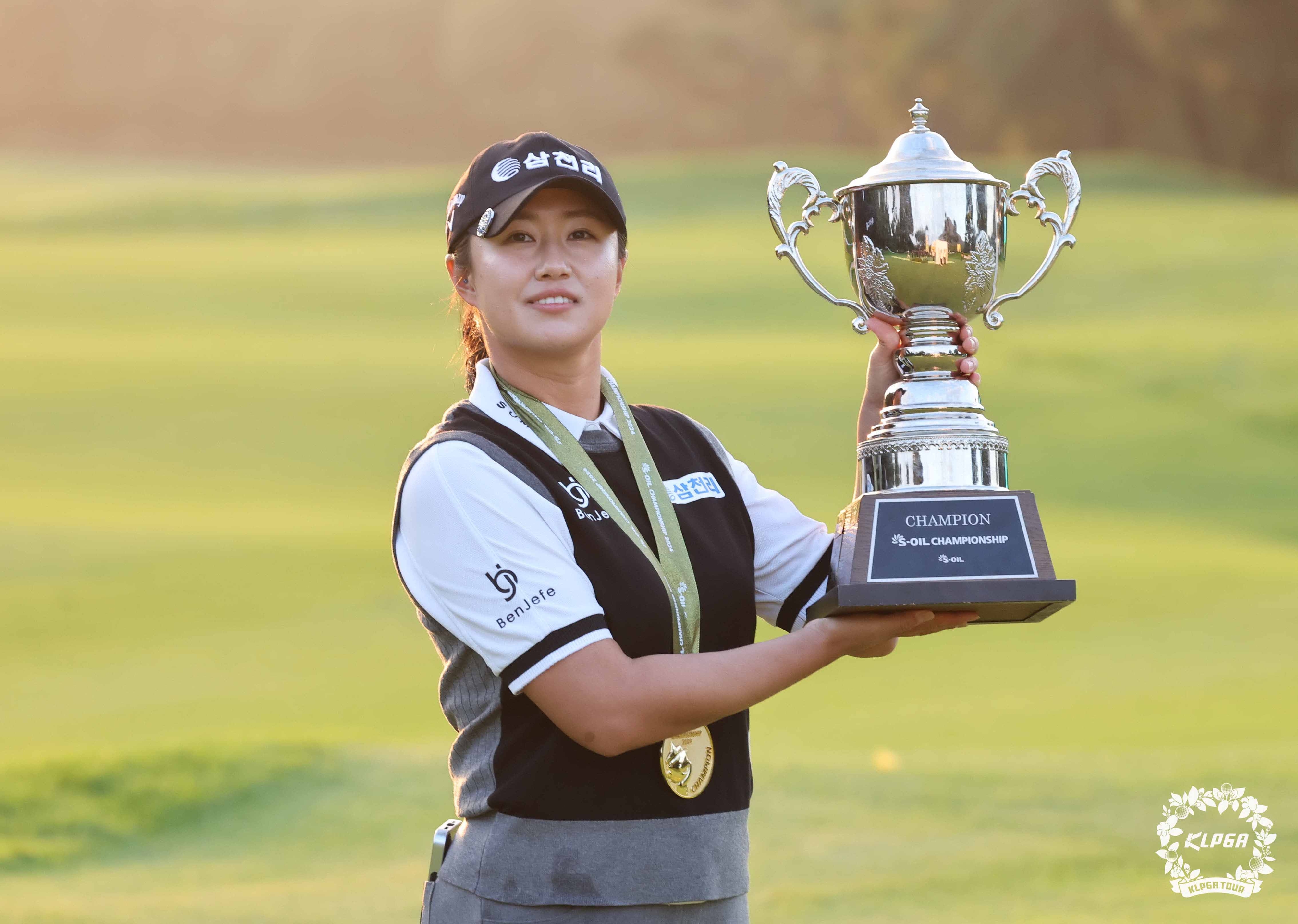 마다솜이 3일 엘리시안 제주에서 끝난 한국여자프로골프(KLPGA) 투어 에쓰오일 챔피언십에서 우승한 뒤 트로피를 들며 미소 짓고 있다. KLPGA 제공