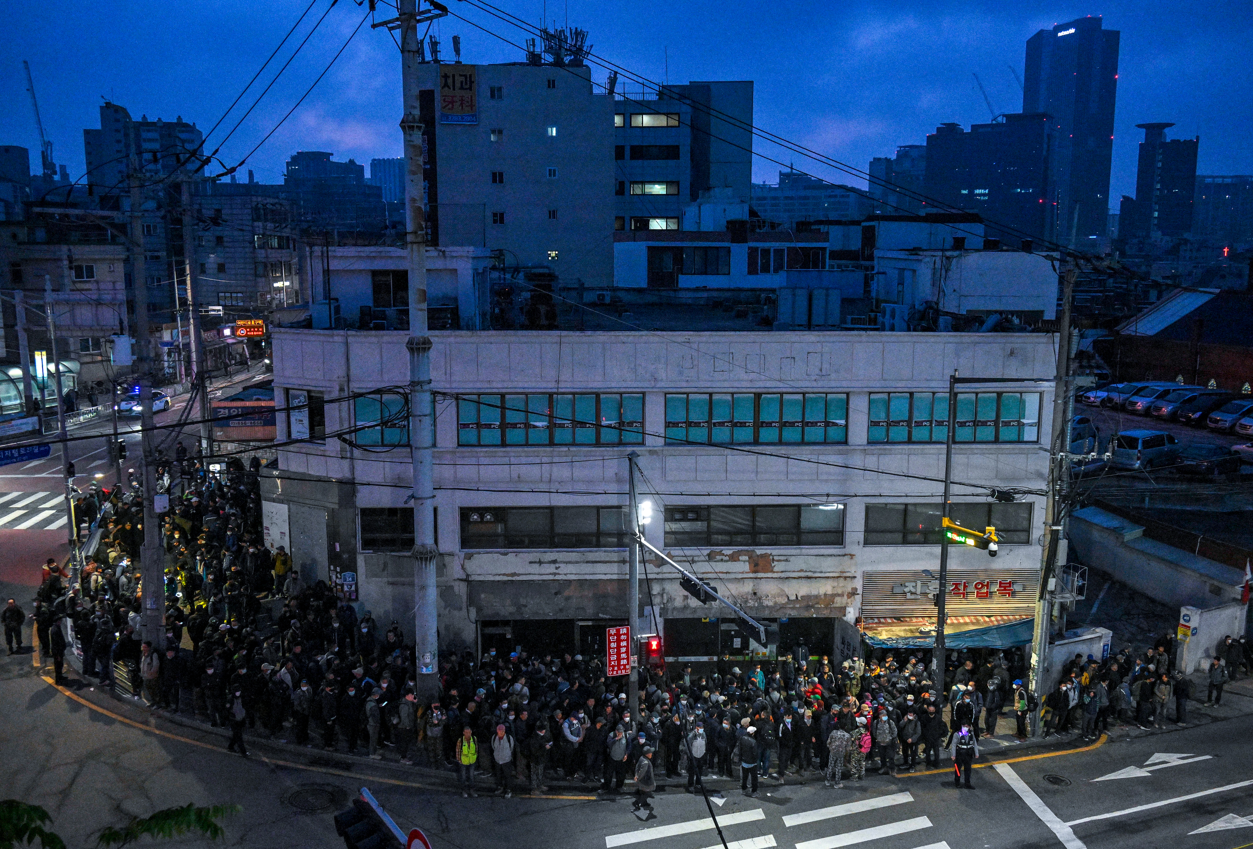 ‘근로자의 날’인 1일 새벽 인력사무소가 밀집한 서울 남구로역 주변에서 일용직 노동자들이 일자리를 얻기 위해 길게 줄을 서 있다. 법정 휴일임에도 새벽부터 집을 나선 이들 중 일부는 불경기 탓에 일감을 받지 못하고 빈손으로 돌아갔다. 2023.5.1 홍윤기 기자