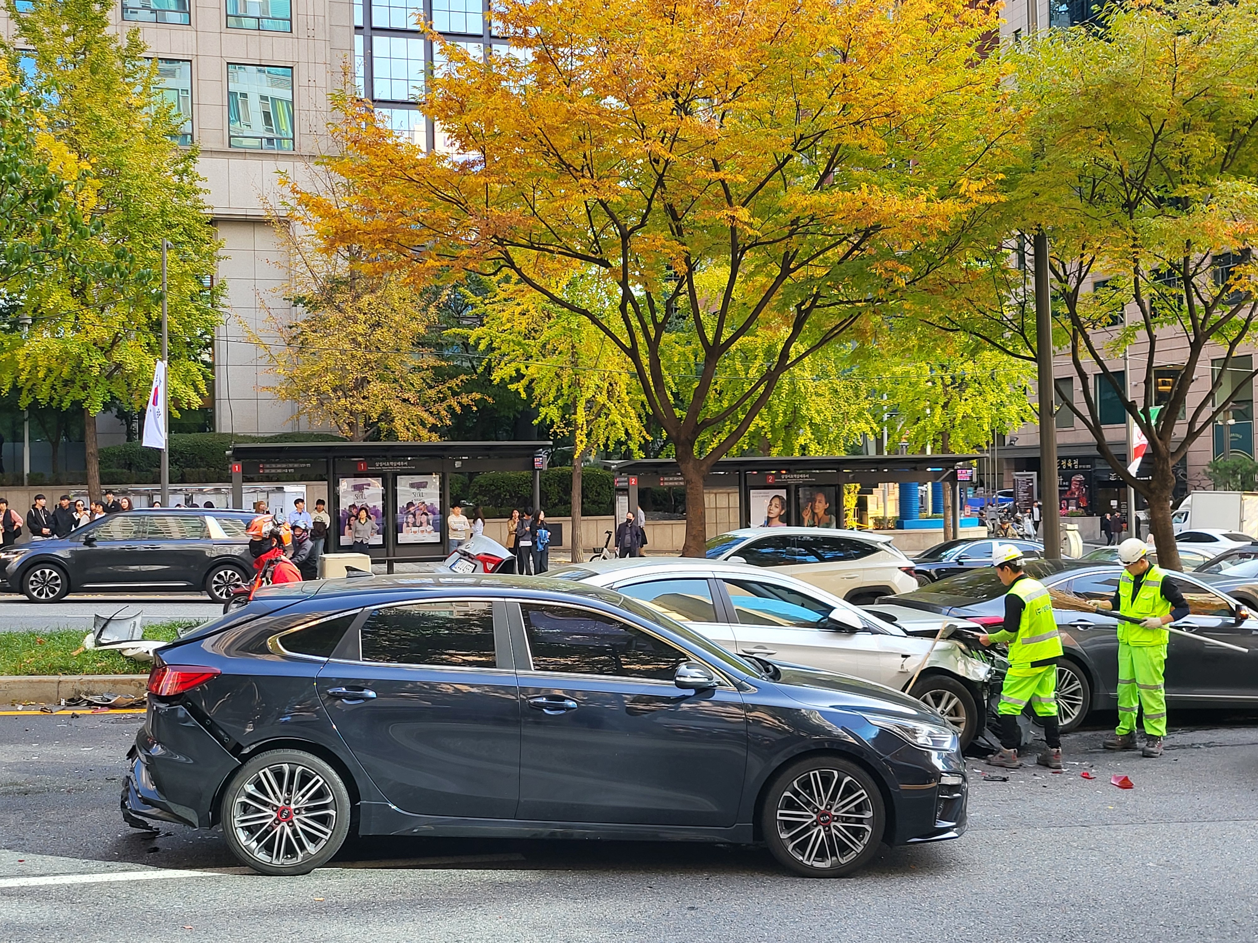 2일 오후 서울 강남구 테헤란로 국기원입구에서 강남역 방향 1~3차로에서 무면허 운전자의 역주행으로 인한 8중 추돌 사고가 발생했다. 해당 사고로 오토바이 1대와 자동차 7대 등 8대가 파손됐으며 다행히 사망자는 없지만 9명이 다친 것으로 파악됐다. 뉴스1