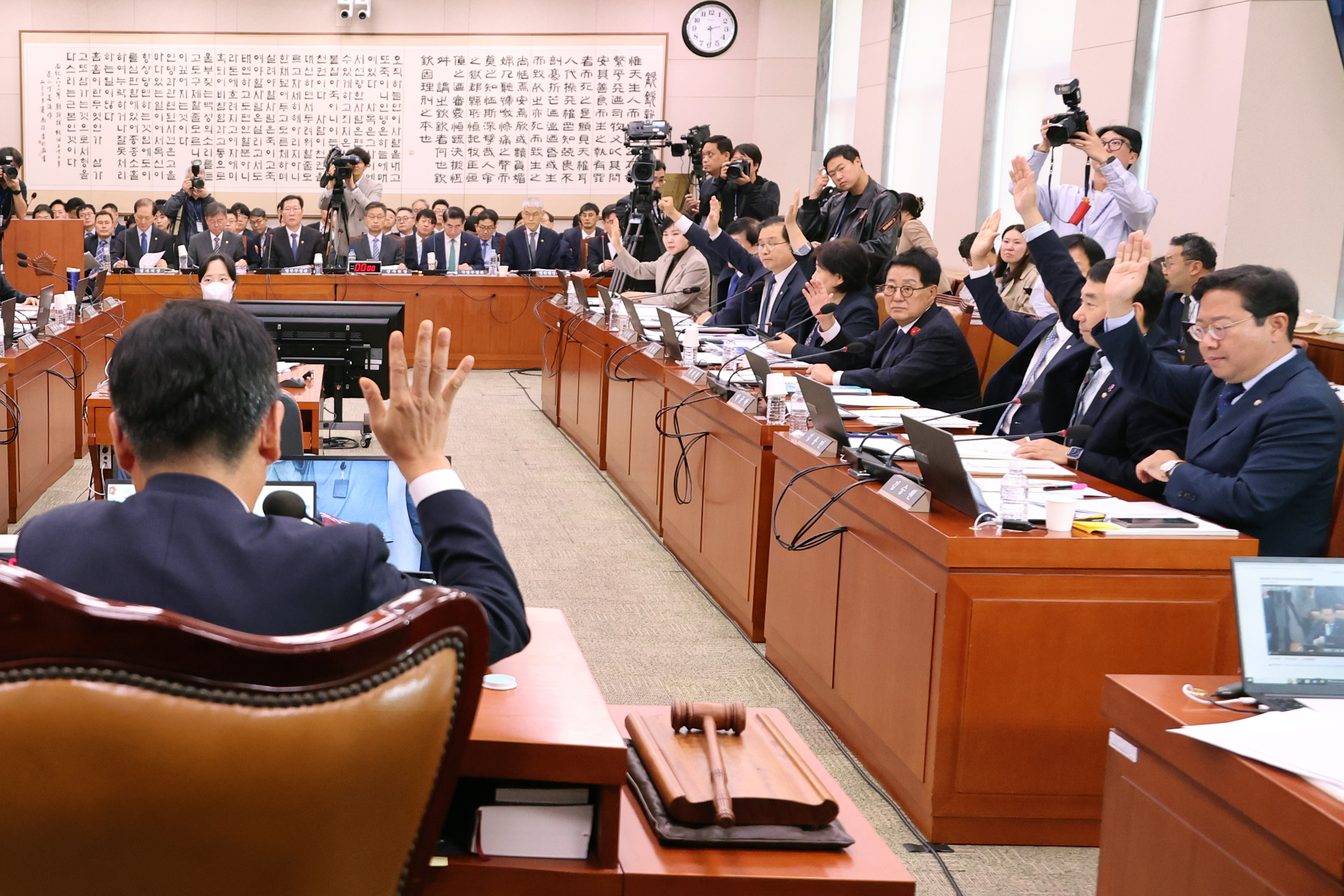 4일 오후 서울 여의도 국회에서 열린 법제사법위원회 전체회의에서 ‘윤석열 대통령 배우자 김건희의 주가조작 사건 등의 진상규명을 위한 특별검사 임명 등에 관한 법률안’이 표결을 거쳐 상정되고 있다. 2024.11.4. 연합뉴스