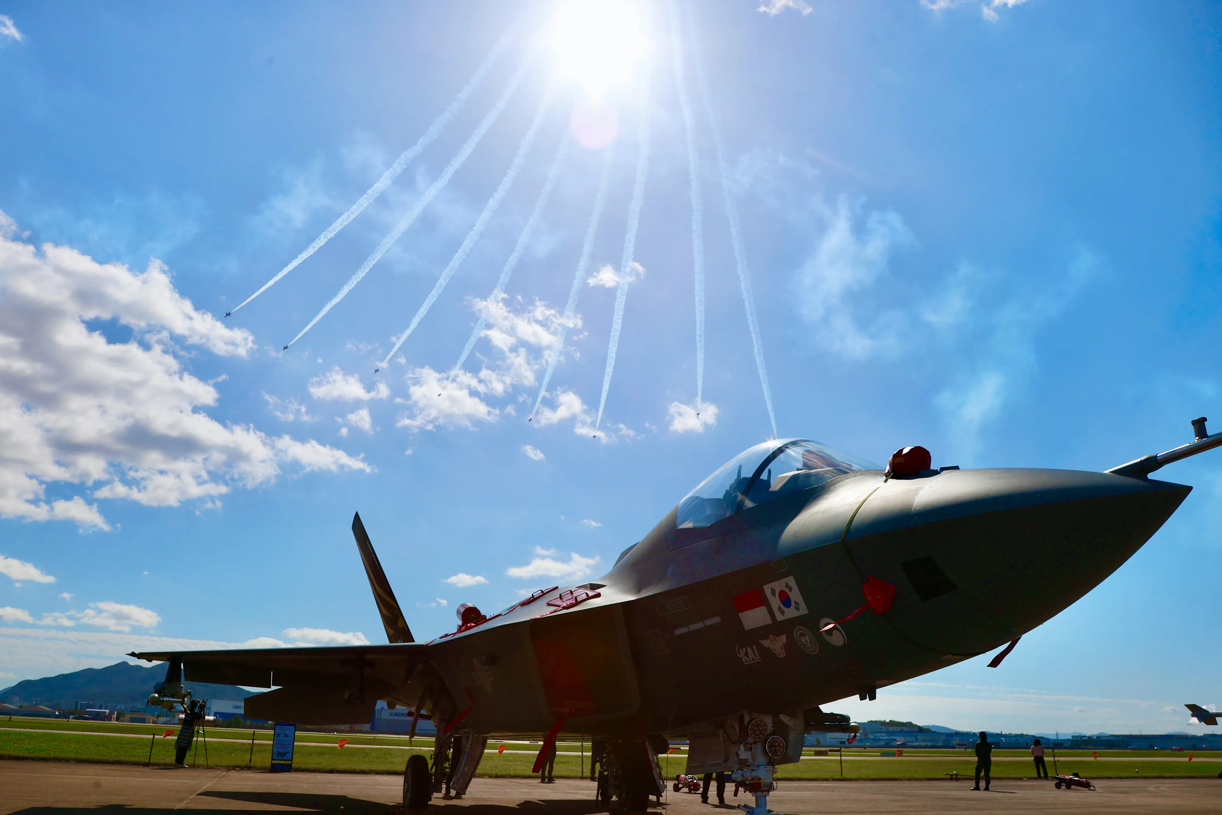 경남도가 사천시를 중심으로 한 우주항공복합도시 조성에 힘을 쏟고 있다. 사진은 ‘사천비상-우주항공의 꿈! 우리의 힘으로’라는 주제로 지난달 열린 ‘2024 사천에어쇼’ 모습. 
경남도 제공