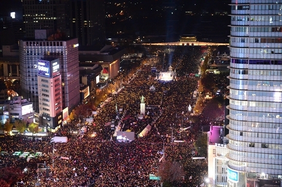 2016~2017년 촛불집회는 주권자인 국민의 힘을 보여준 일대 사건이다. 그렇지만 우리 정치는 더 극단적인 형태를 보이고 있다. ‘열린 공화주의’가 한국 사회의 분열과 갈등을 극복할 것이라는 주장이 나오고 있다.