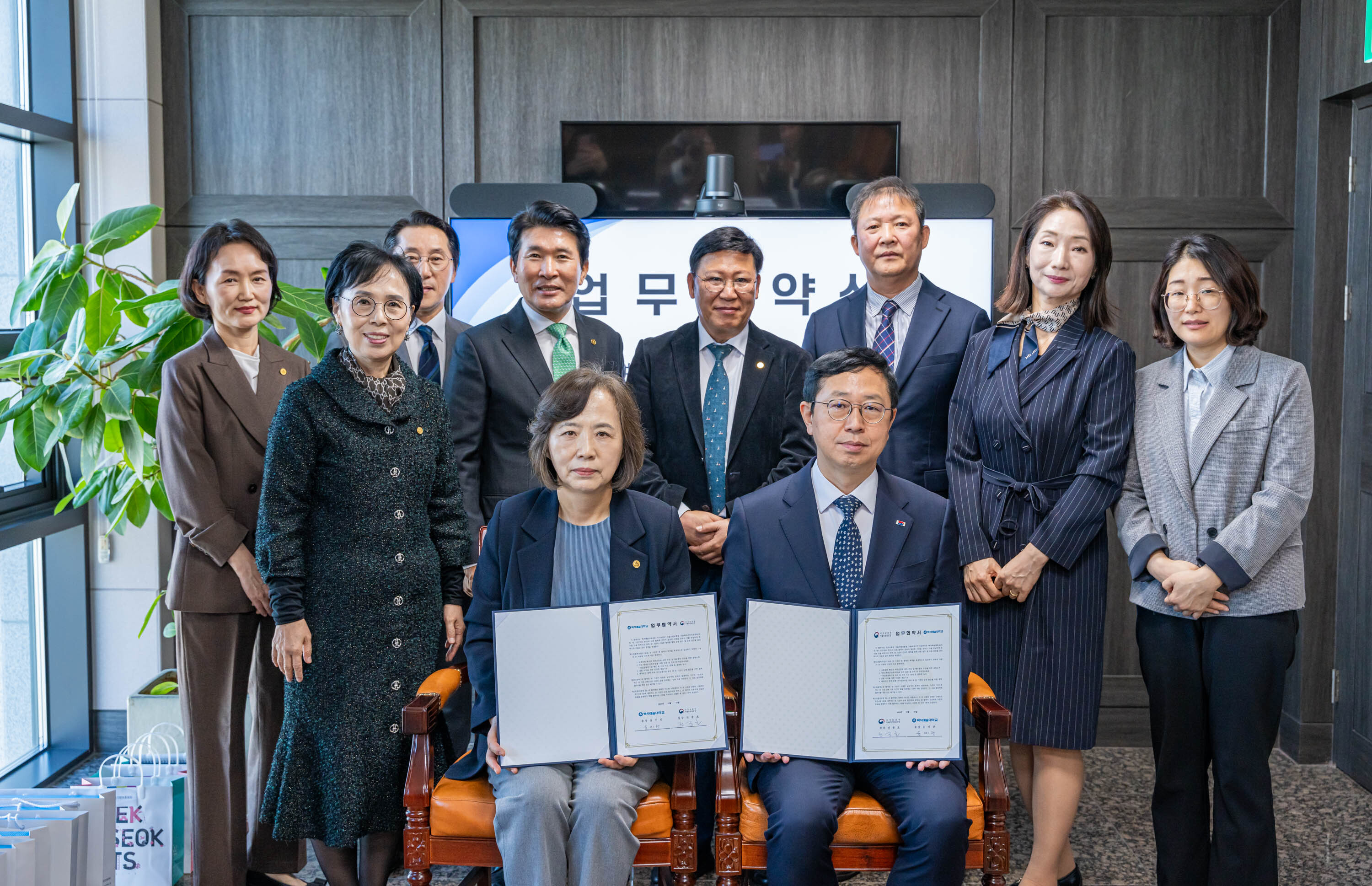 지난달 31일 국가에 헌신한 제대군인 예우문화확산을 위한 업무협약식에서 참석자들이 기념사진을 찍고 있다. 백석예대 제공