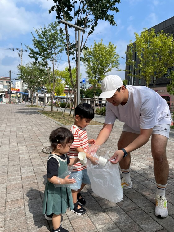 동아쏘시오홀딩스의 ‘함께하는 줍깅 캠페인’에 직원이 가족과 참여하고 있다. 동아쏘시오홀딩스 제공