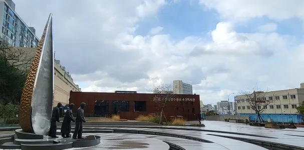 한강의 ‘작별하지 않는다’ 소설에는 제주항 인근 주정공장에 갇혔다가 다른 지역 형무소로 끌려간 도민들의 비극이 서려있다. 사진은 주정공장 수용소 4·3역사관.
제주 강동삼 기자