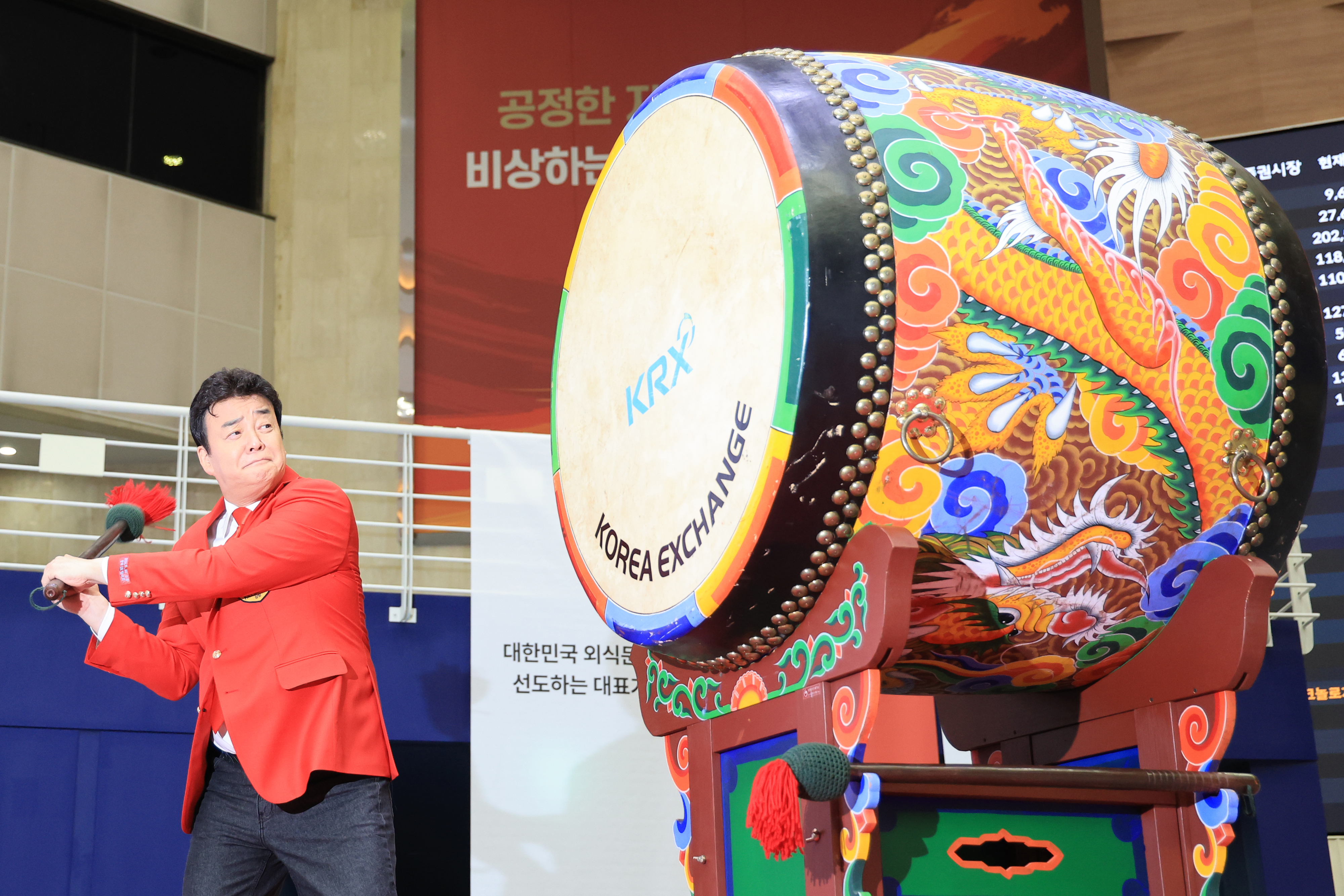 백종원 더본코리아 대표가 6일 서울 영등포구 여의도 한국거래소 홍보관에서 열린 더본코리아 코스피 상장 기념식에 참석해 기념북을 치고 있다. 2024.11.6 연합뉴스