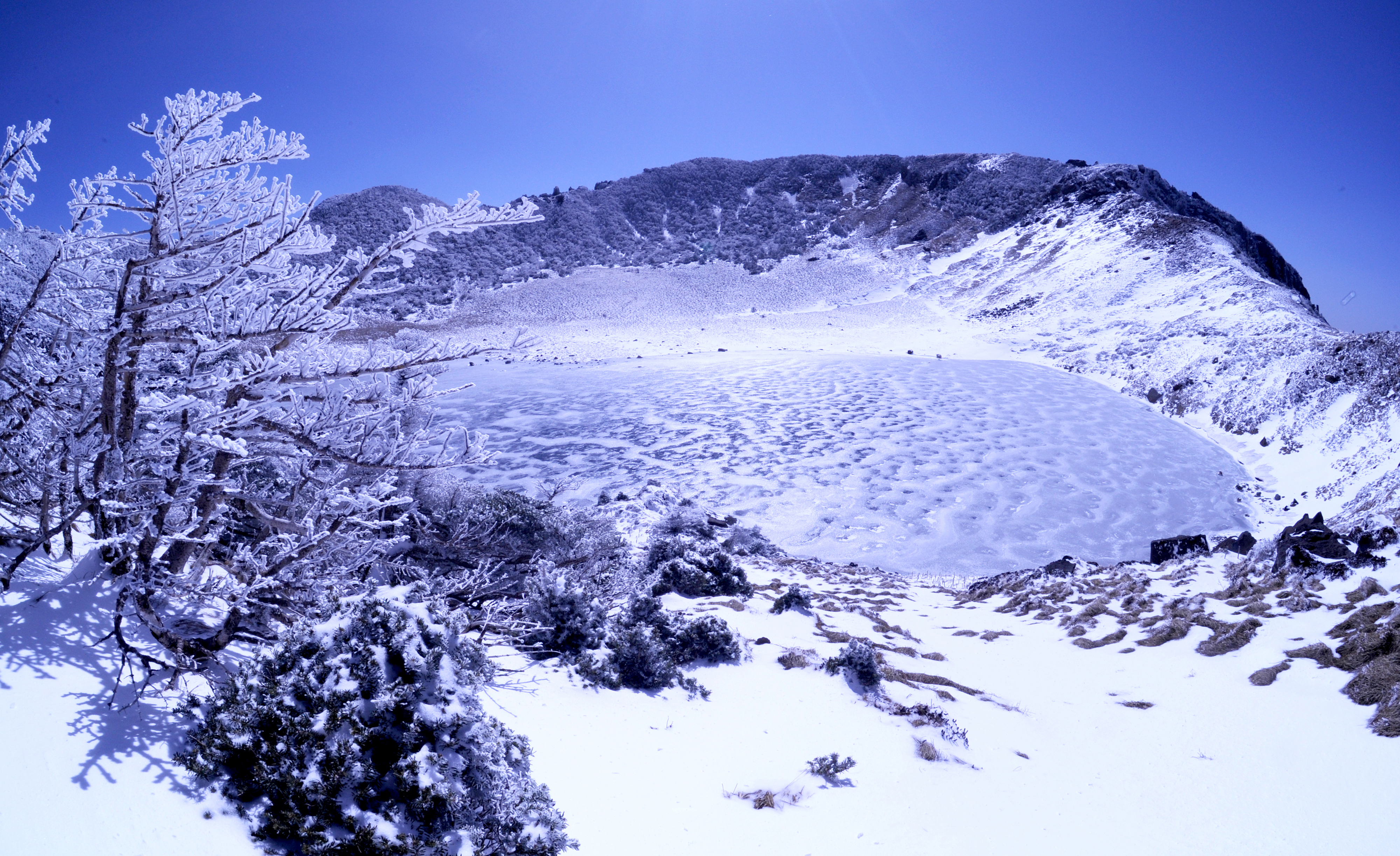 한라산 백록담의 겨울. 제주도 제공