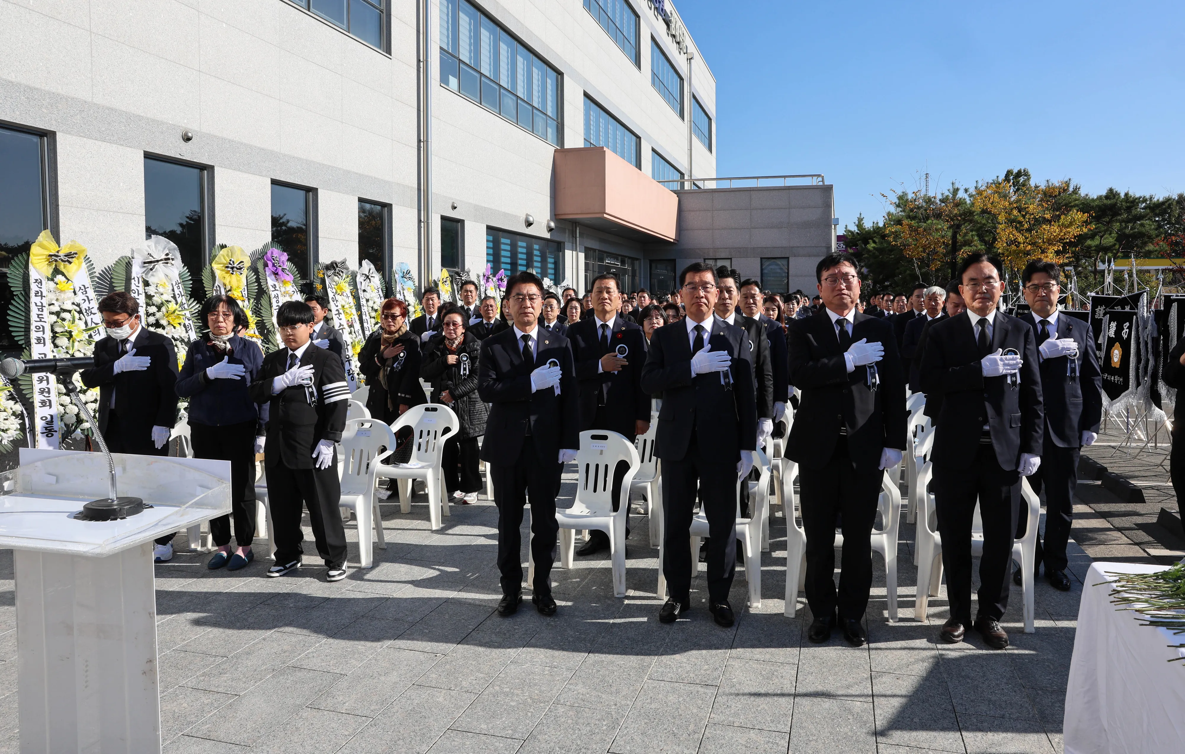 전남도의회가 6일 나주 소재 빛가람종합병원 장례식장에서 고 김호진 의원의 전남도의회장을 엄수했다.