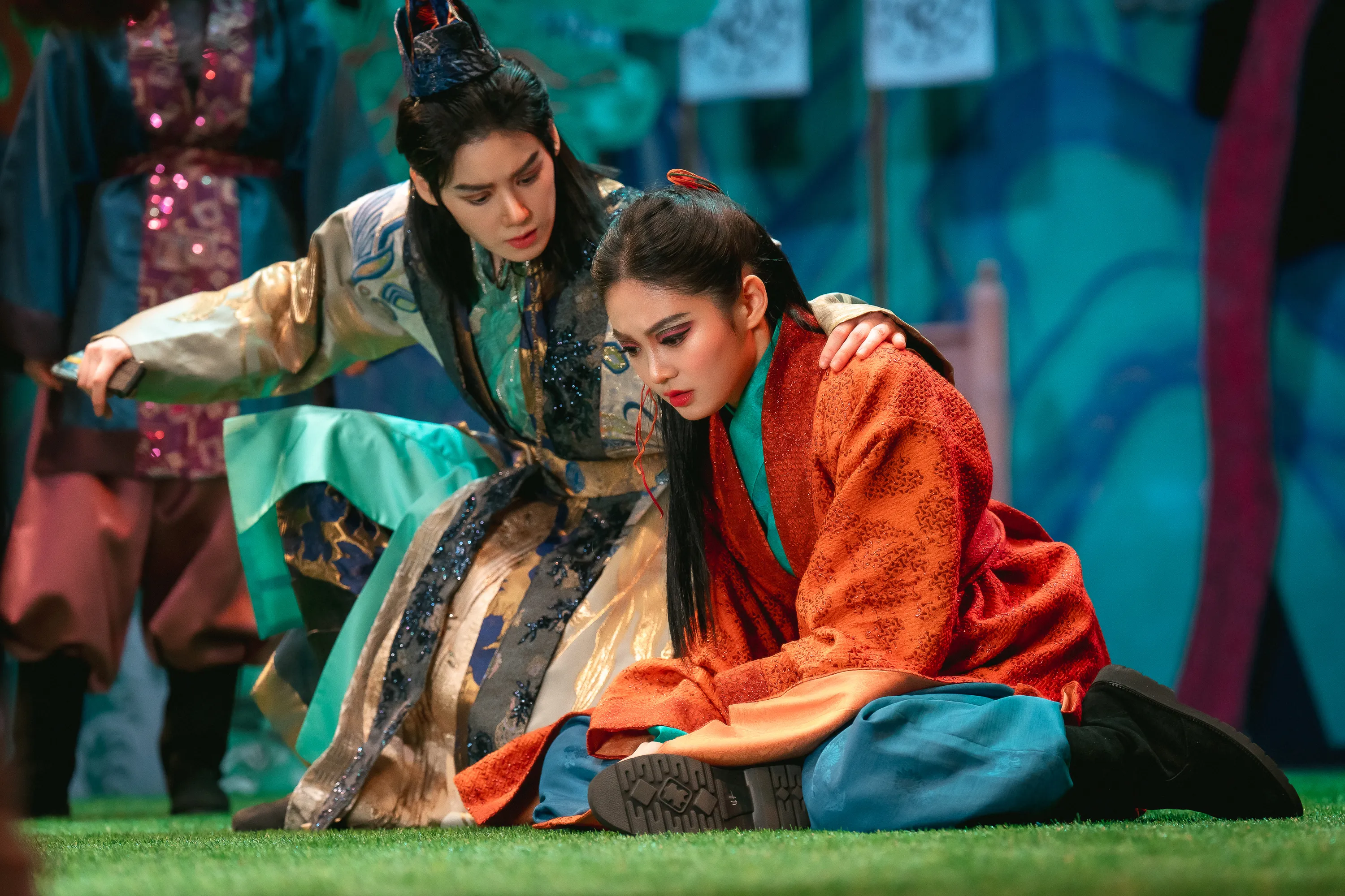 1950년대 여성국극을 소재로 ‘타고난 소리 천재’ 윤정년의 성장기를 다룬 tvN 드라마 ‘정년이’. 6회 ‘자명고’에서 호동왕자를 연기한 문옥경 역의 정은채와 구슬아기로 분한 홍주란 역의 우다비.
tvN 제공