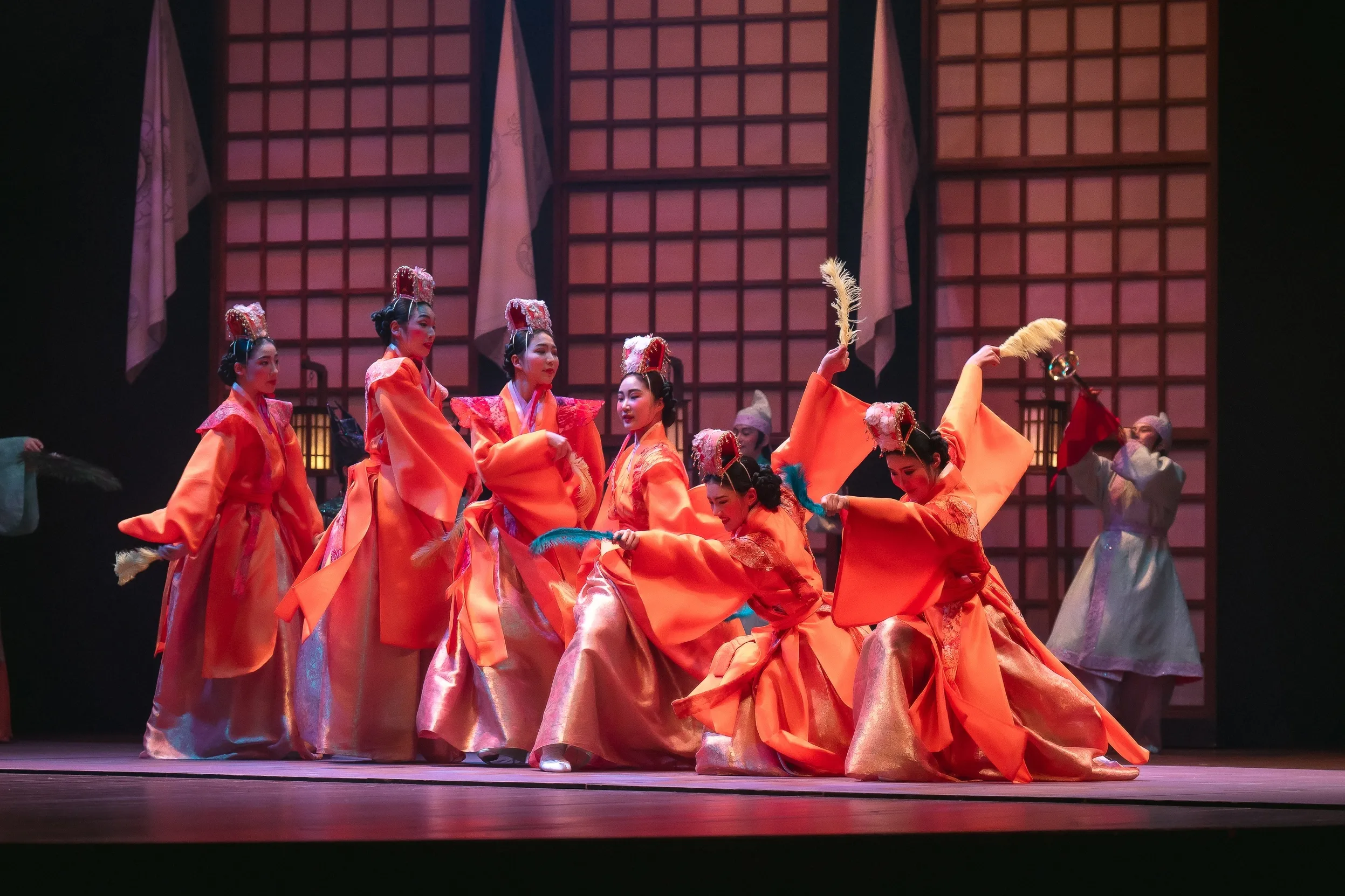 1950년대 여성국극을 소재로 ‘타고난 소리 천재’ 윤정년의 성장기를 다룬 tvN 드라마 ‘정년이’. ‘자명고’의 군무 장면.
tvN 제공