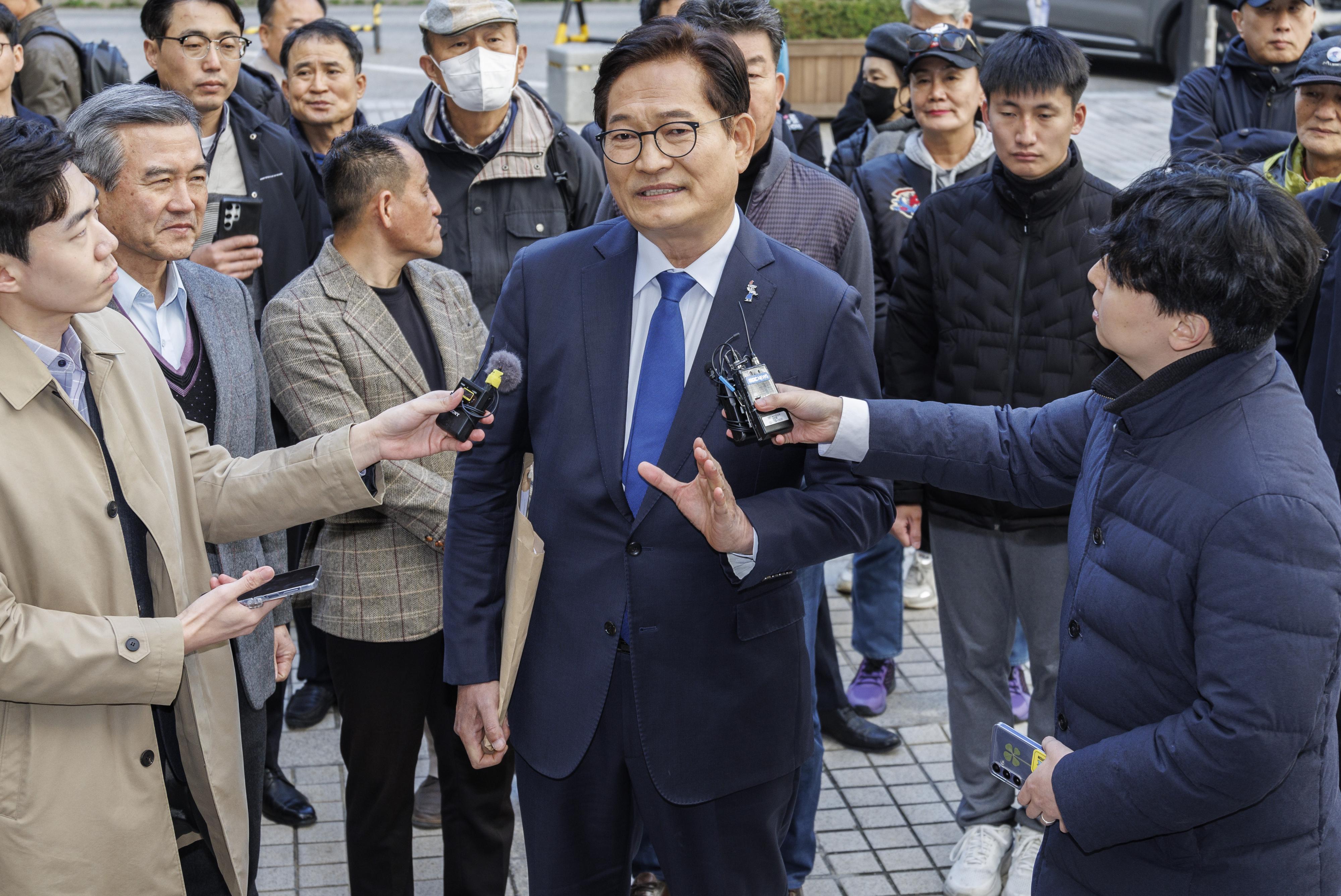 더불어민주당 전당대회 돈봉투 살포 의혹에 개입한 혐의를 받는 소나무당 송영길 대표가 6일 오후 서울 서초구 서울중앙지법에서 열린 1심 결심공판에 출석하기 전 취재진 질문을 받고 있다. 연합뉴스