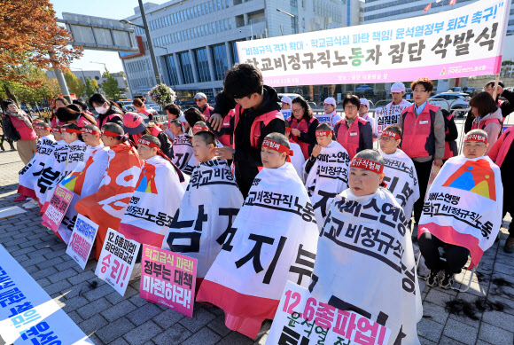 민주노총 서비스연맹 전국학교비정규직노동조합 조합원들이 6일 오전 서울 용산구 대통령실 인근에서 정부의 비정규직 임금 격차·학교급식실 결원·노동자 안전권 방치 등을 규탄하며 삭발식을 하고 있다. 2024.11.6 연합뉴스