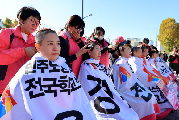 민주노총 서비스연맹 전국학교비정규직노동조합 조합원들이 6일 오전 서울 용산구 대통령실 인근에서 정부의 비정규직 임금 격차·학교급식실 결원·노동자 안전권 방치 등을 규탄하며 삭발식을 하고 있다. 2024.11.6 연합뉴스