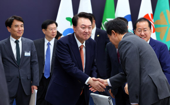 시도지사와 인사하는 윤석열 대통령