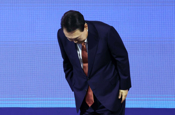 인사하는 윤석열 대통령