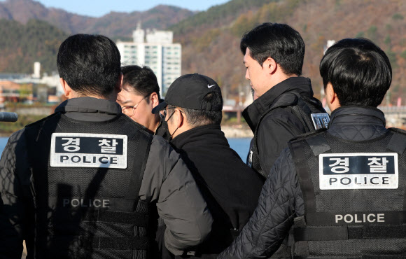 ‘훼손 시신’ 유기 장소 바라보는 군 장교