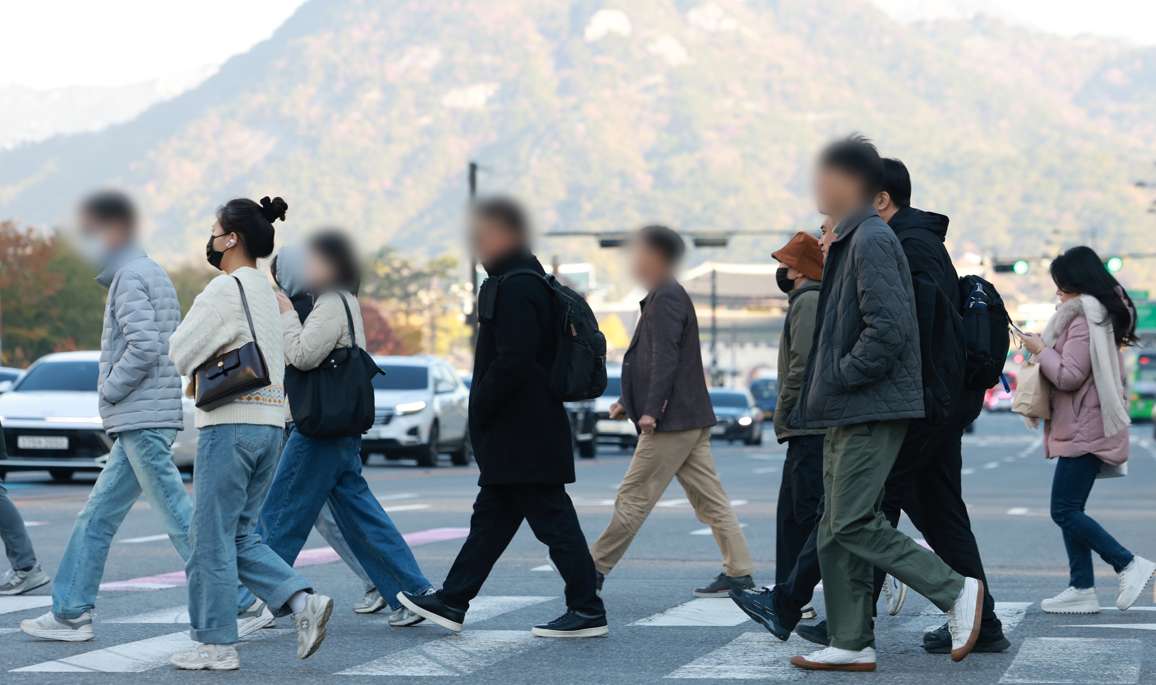 겨울의 시작을 알리는 ‘입동’인 7일 오전 서울 세종대로사거리에서 두꺼운 외투를 입은 시민들이 횡단보도를 건너고 있다. 연합뉴스