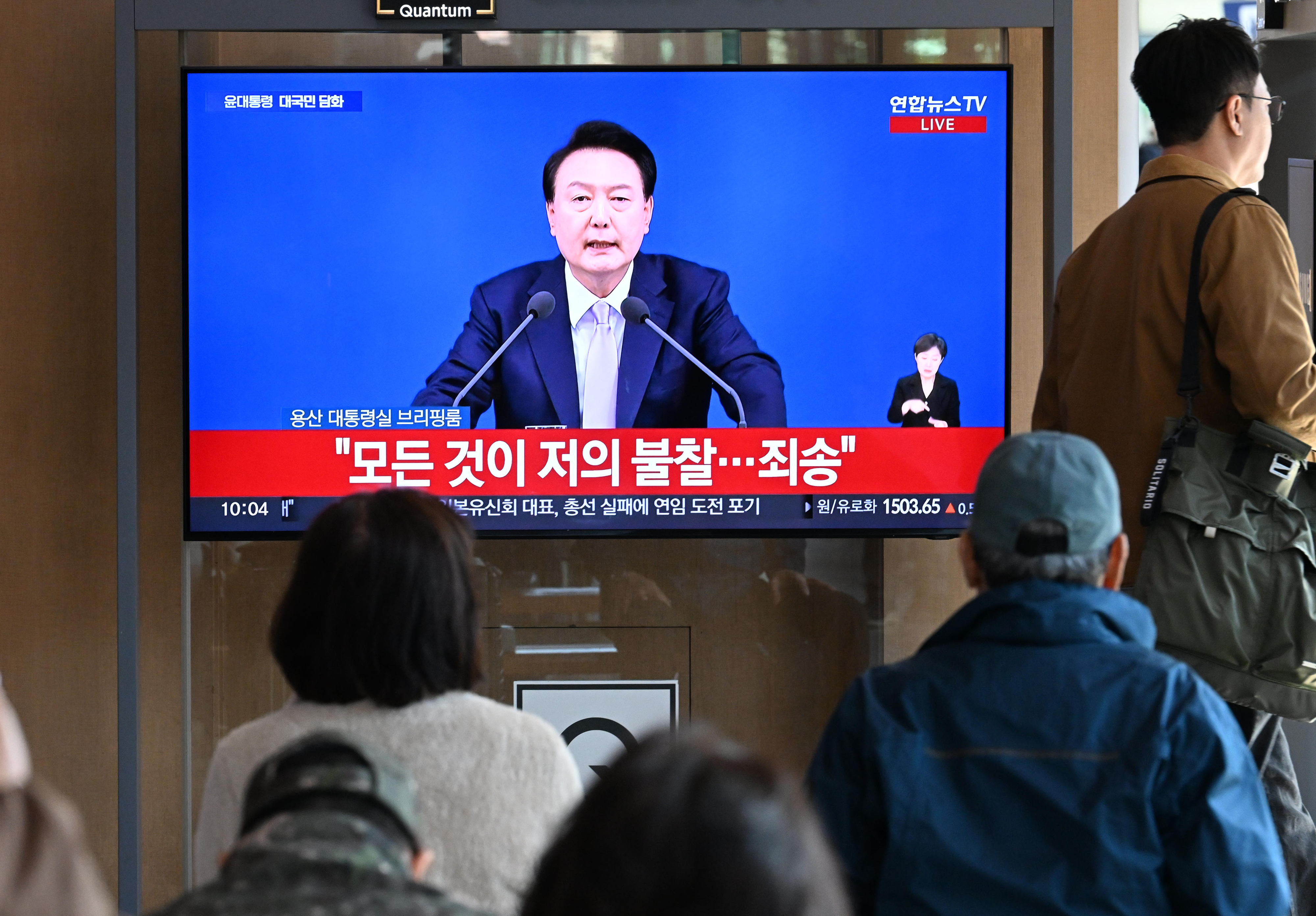 7일 오전 서울 중구 서울역 대합실 TV에서 윤석열 대통령의 대국민 담화 발표가 방영되고 있다. 2024.11.7. 도준석 전문기자