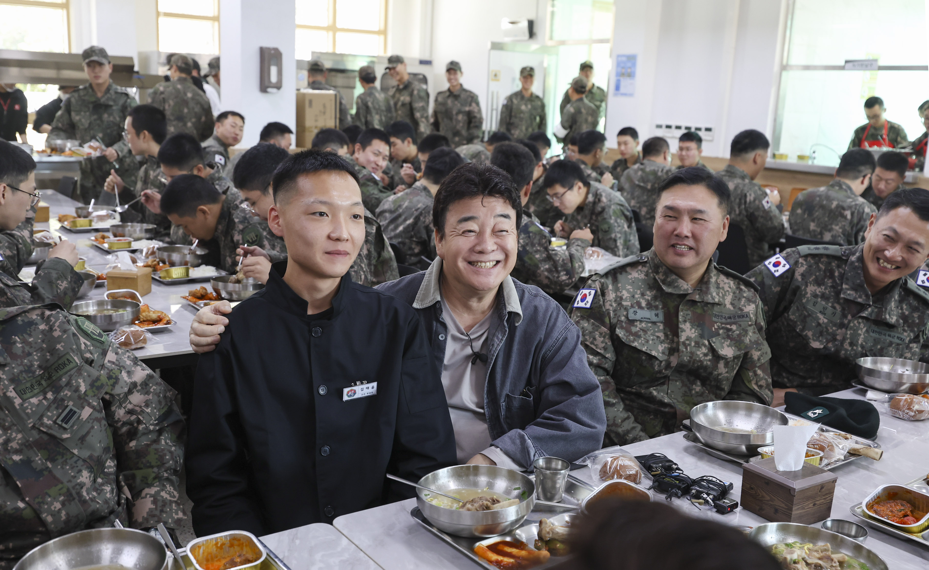 7일 육군 7포병여단 758대대에서 진행된 더본코리아의 특식 제공 행사에서 백종원 더본코리아 대표가 조리병 김태윤 병장과 함께 활짝 웃고 있다. 국방부 제공